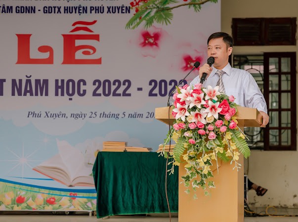 Đồng chí Lương Ngọc Huy, Phó Bí thư Chi bộ - Phó Giám đốc Trung tâm trình bày báo cáo tổng kết năm học 2022-2023