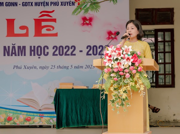 Đồng chí Nguyễn Thị Thanh Loan - Bí thư Đoàn TN Trung tâm lên thông qua quyết định khen thưởng năm học 2022-2023